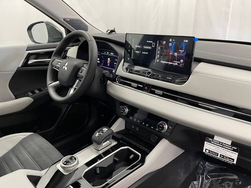 New 2025 Mitsubishi Outlander SE image 29
