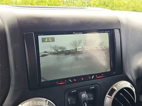 Used 2017 Jeep Wrangler Unlimited Rubicon w/ Connectivity Group image 19