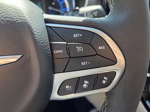 Used 2023 Chrysler Pacifica Touring-L FWD image 23