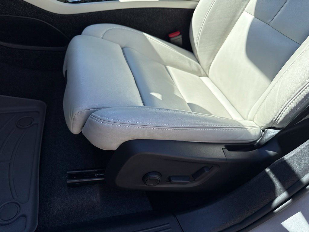 Used 2025 Volvo XC40 B5 Plus AWD/4WD image 19