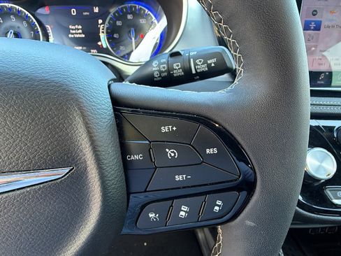 Used 2025 Chrysler Pacifica Limited FWD image 30