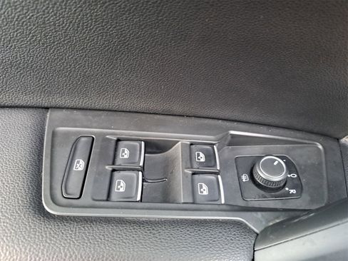 Used 2020 Volkswagen Tiguan SE image 29