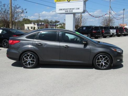 Used 2018 Ford Focus SEL FWD image 2