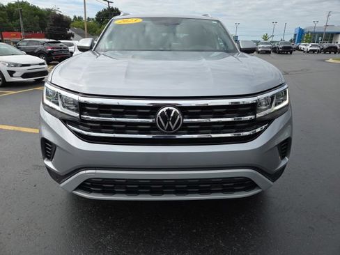 Used 2023 Volkswagen Atlas Cross Sport SE w/ Panoramic Sunroof Package AWD/4WD image 2
