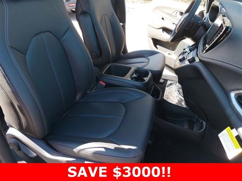 New 2025 Chrysler Pacifica Select image 10