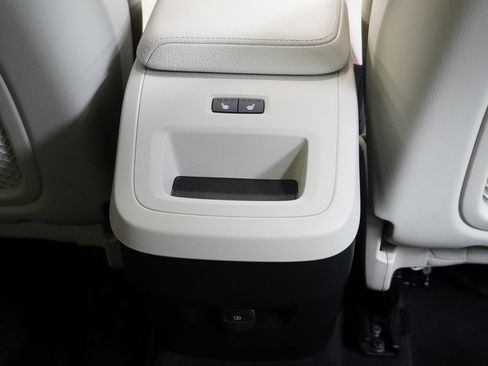 Used 2020 Volvo XC90 T6 Momentum image 32