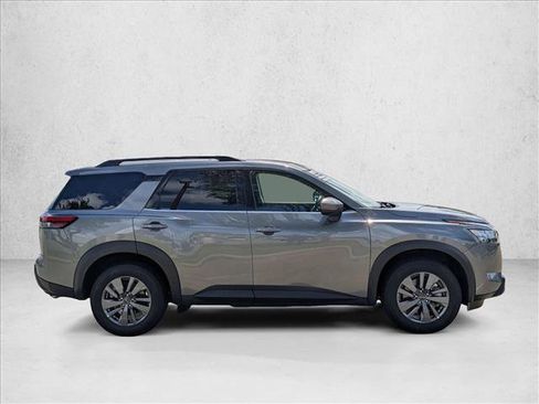 Used 2025 Nissan Pathfinder SV image 4