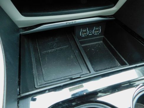 Used 2024 Chrysler Pacifica Limited image 34