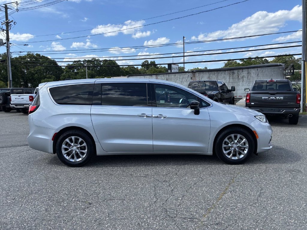 Used 2026 Chrysler Pacifica Limited FWD image 8