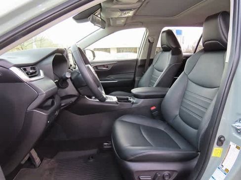 Used 2021 Toyota RAV4 XLE Premium image 12