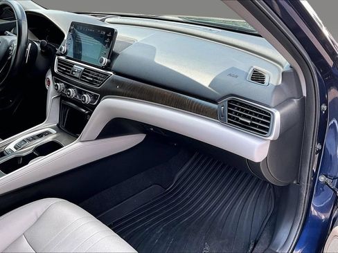Used 2018 Honda Accord Touring image 10