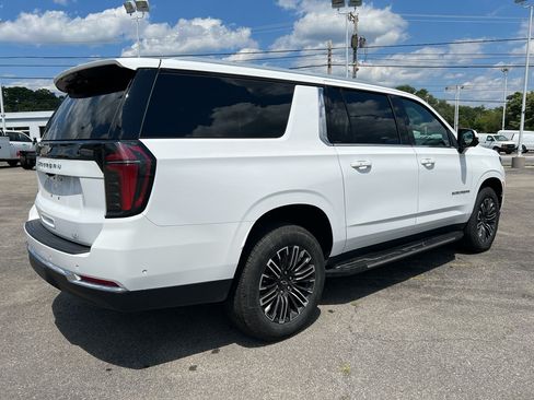 Used 2025 Chevrolet Suburban LT AWD/4WD image 3