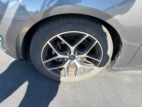 Used 2015 Ford Focus SE w/ SE Sport Package FWD image 16