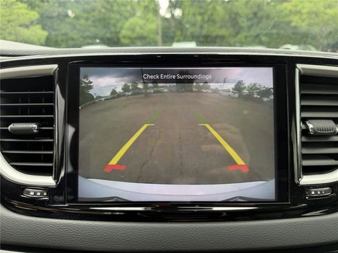 Used 2023 Chrysler Pacifica Touring-L FWD image 5