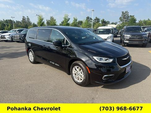 Used 2025 Chrysler Pacifica Select FWD image 1