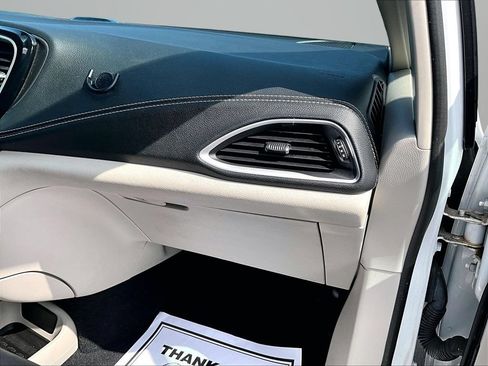 Used 2022 Chrysler Pacifica Touring-L FWD image 16