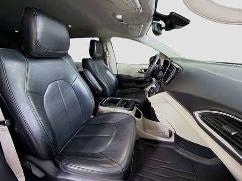 Used 2022 Chrysler Pacifica Touring-L image 32