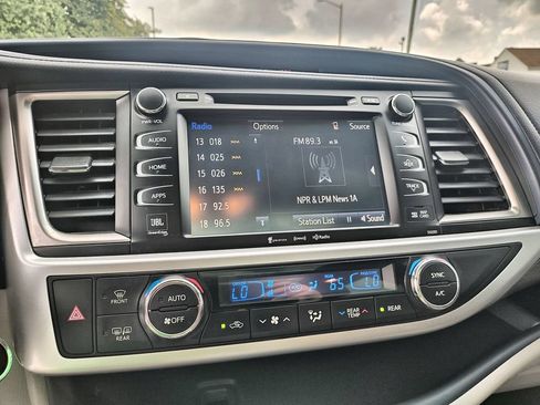 Used 2019 Toyota Highlander Limited Platinum AWD/4WD image 16