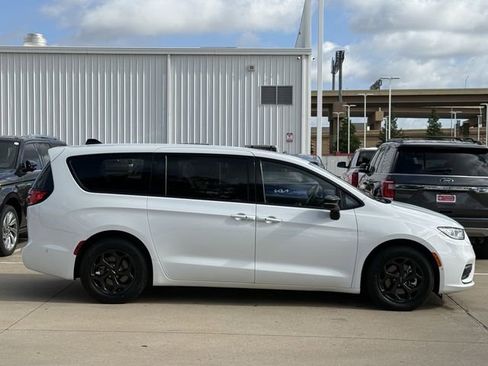 Used 2024 Chrysler Pacifica Limited FWD image 3