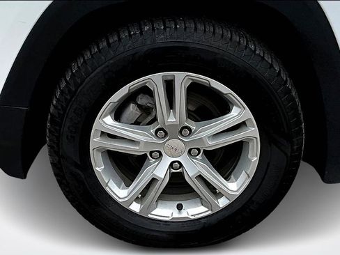 Used 2023 GMC Terrain SLE w/ Driver Convenience Package image 32