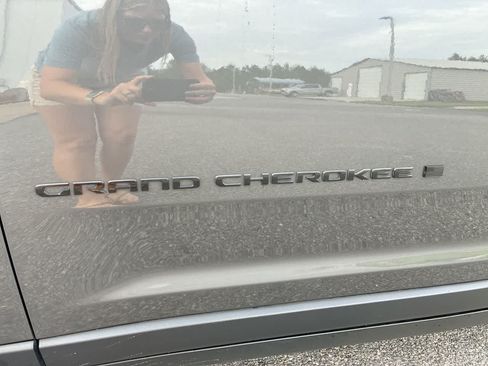 Used 2023 Jeep Grand Cherokee Altitude AWD/4WD image 29