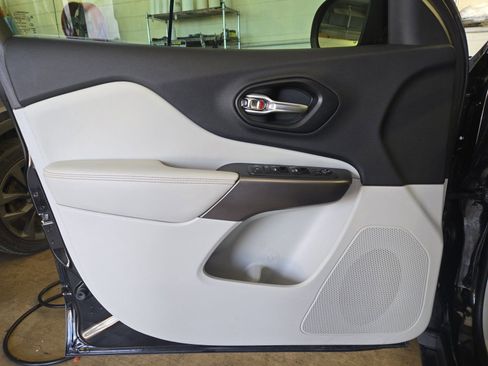 Used 2021 Jeep Cherokee Latitude Lux w/ Comfort/Convenience Group FWD image 19