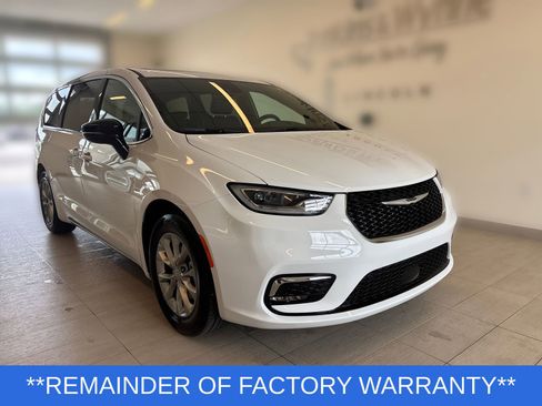 Used 2026 Chrysler Pacifica Limited FWD image 4