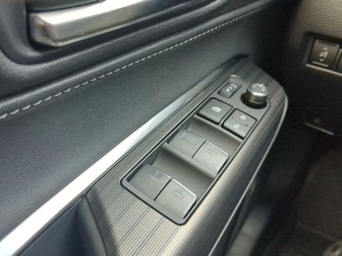 Used 2024 Toyota Venza Limited image 20