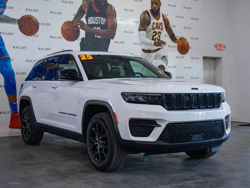 Used 2025 Jeep Grand Cherokee Altitude AWD/4WD image 18
