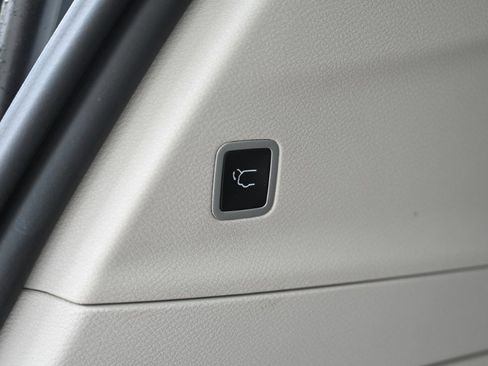 Used 2024 Chrysler Pacifica Touring-L FWD image 18