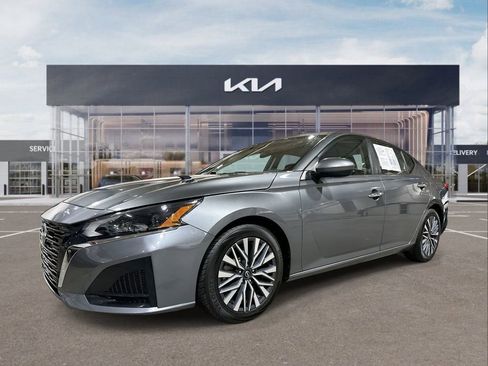 Used 2023 Nissan Altima 2.5 SV image 4