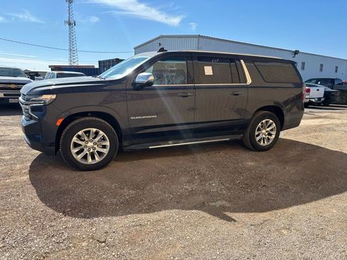 Used 2023 Chevrolet Suburban Premier image 4