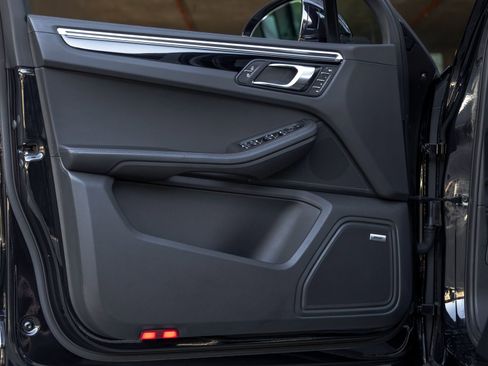 Certified 2023 Porsche Macan Turbo AWD/4WD image 21