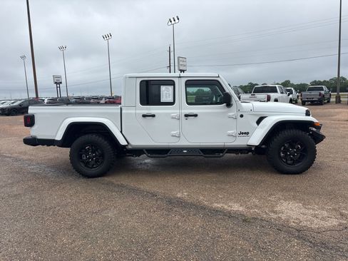 Used 2025 Jeep Gladiator Sport AWD/4WD image 7
