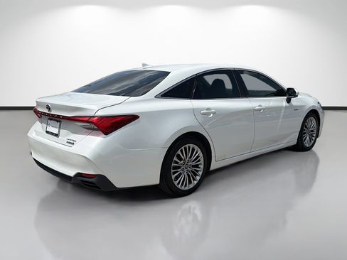 Used 2019 Toyota Avalon Limited FWD image 3