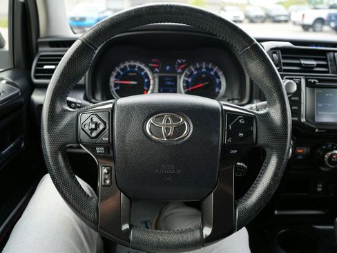 Used 2018 Toyota 4Runner TRD Off-Road Premium AWD/4WD image 11