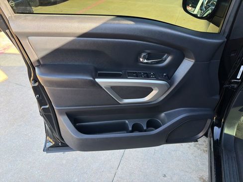 Used 2021 Nissan Titan SV image 11