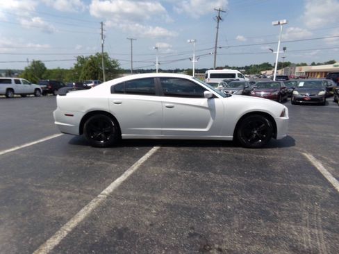 Used 2014 Dodge Charger SE RWD image 5