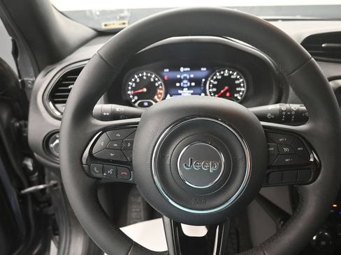 Used 2022 Jeep Renegade Altitude AWD/4WD image 3