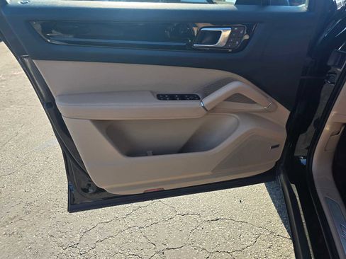 Used 2023 Porsche Cayenne Platinum Edition image 24