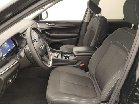 Used 2024 Jeep Grand Cherokee Laredo RWD image 17