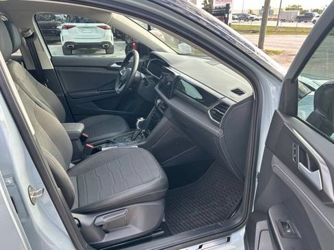 Used 2025 Volkswagen Taos SE FWD image 9