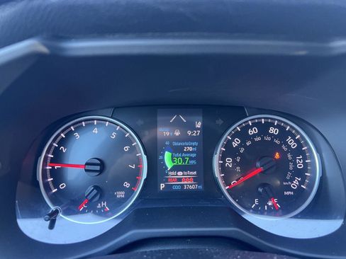 Used 2021 Toyota RAV4 LE image 9