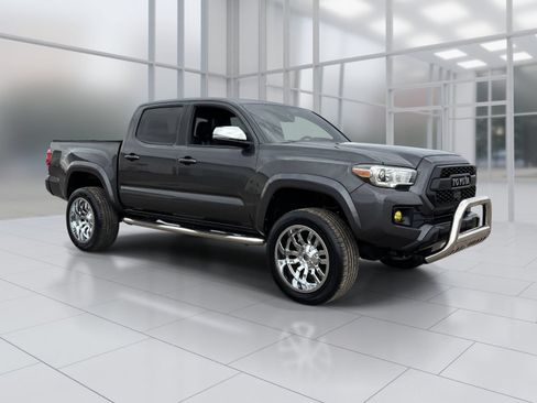Used 2018 Toyota Tacoma TRD Off-Road AWD/4WD image 8