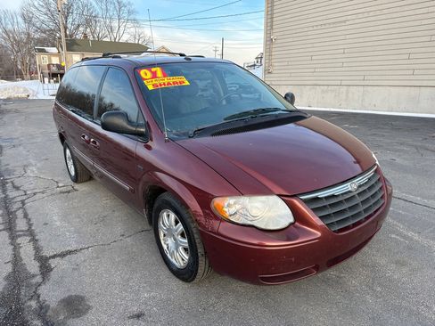 Used 2007 Chrysler Town & Country Touring image 4