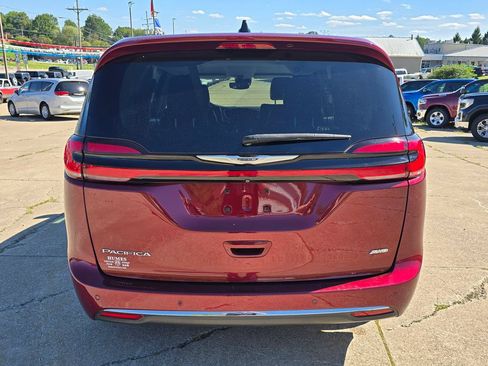 Used 2023 Chrysler Pacifica Touring-L AWD/4WD image 4