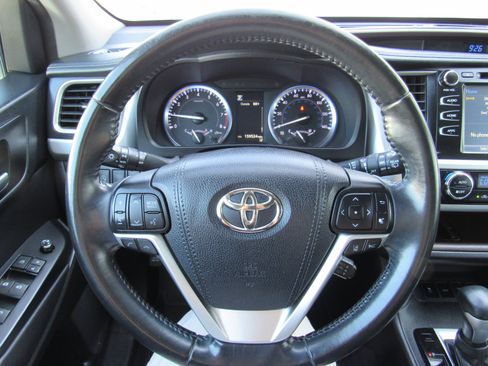 Used 2017 Toyota Highlander XLE w/ Carpet Mat Package AWD/4WD image 18
