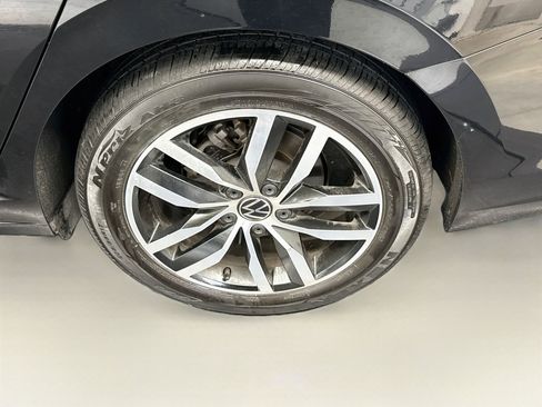 Used 2025 Volkswagen Jetta SE FWD image 11