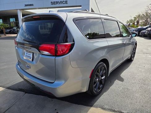 Used 2019 Chrysler Pacifica Touring-L w/ Premium Audio Group FWD image 4