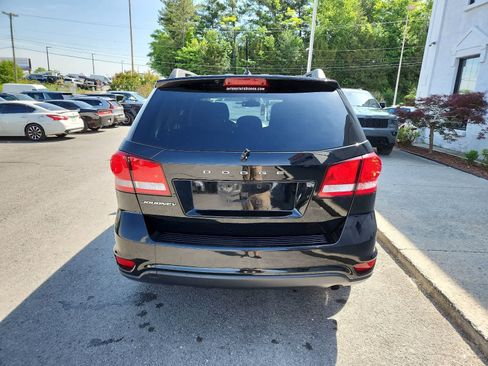 Used 2019 Dodge Journey SE FWD image 4